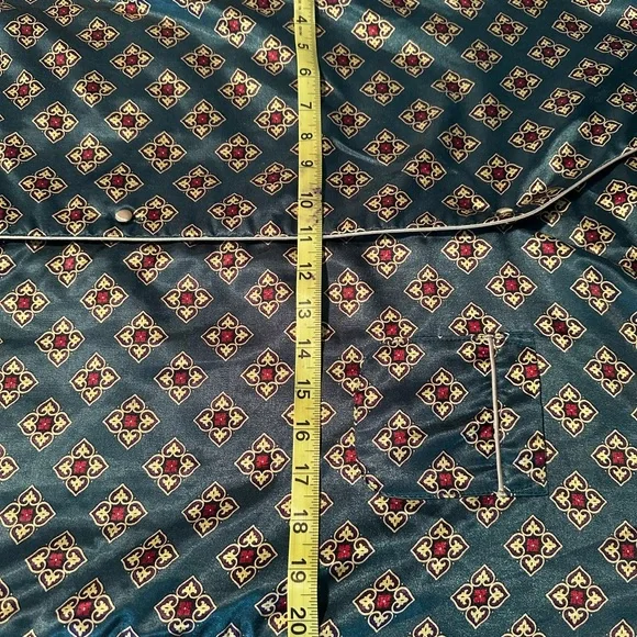 Vanity Fair Green and Red Patterned Top - Picture 4 of 8